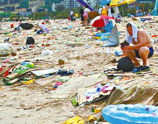 Illustration for article titled 363 tons of trash makes this beach the dirtiest in the world